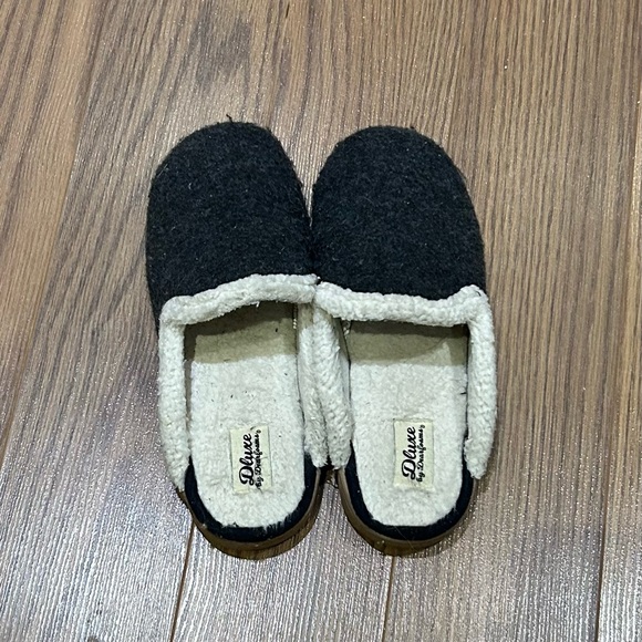 Dearfoams Black Fuzzy Slippers - Picture 2 of 3